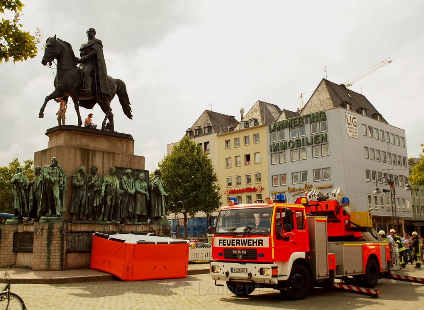 2 Denkmalkletterer hielten Feuerwehr und Polizei in Trapp Koeln Heumarkt P036.JPG
